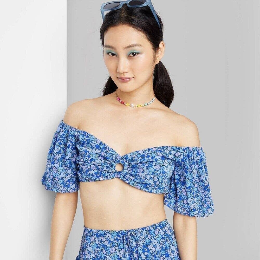 SOLD NWT Blue Floral Crop🦋